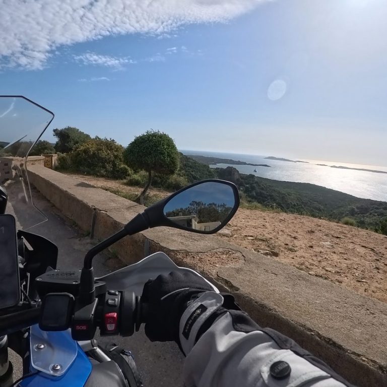 Küstenstraße an der Ostküste Sardiniens
