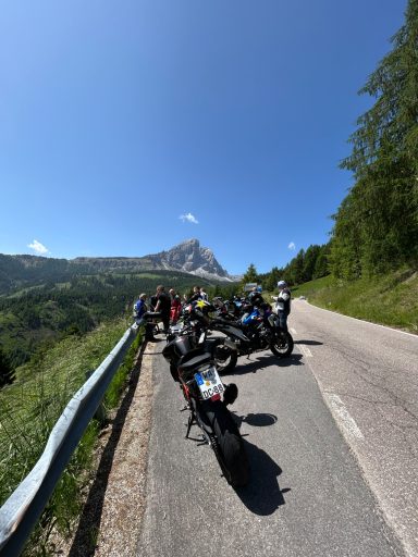 Motorräder vor Bergkulisse