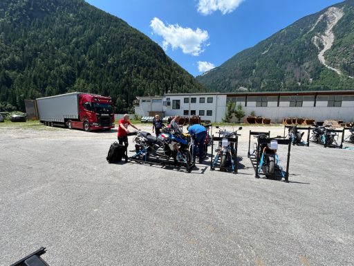 Verladung der Motorräder in Mühlen in Taufers