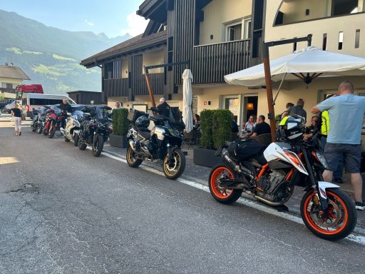Motorräder vor Hotel