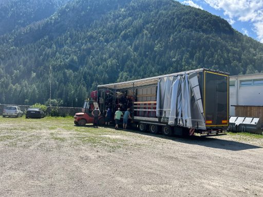 Verladung der Motorräder in Mühlen